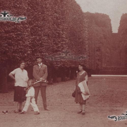 Семейства Малчеви и Бахарови на екскурзия във Виена, 1924 г. пред Лабиринта в двореца Шонбрун