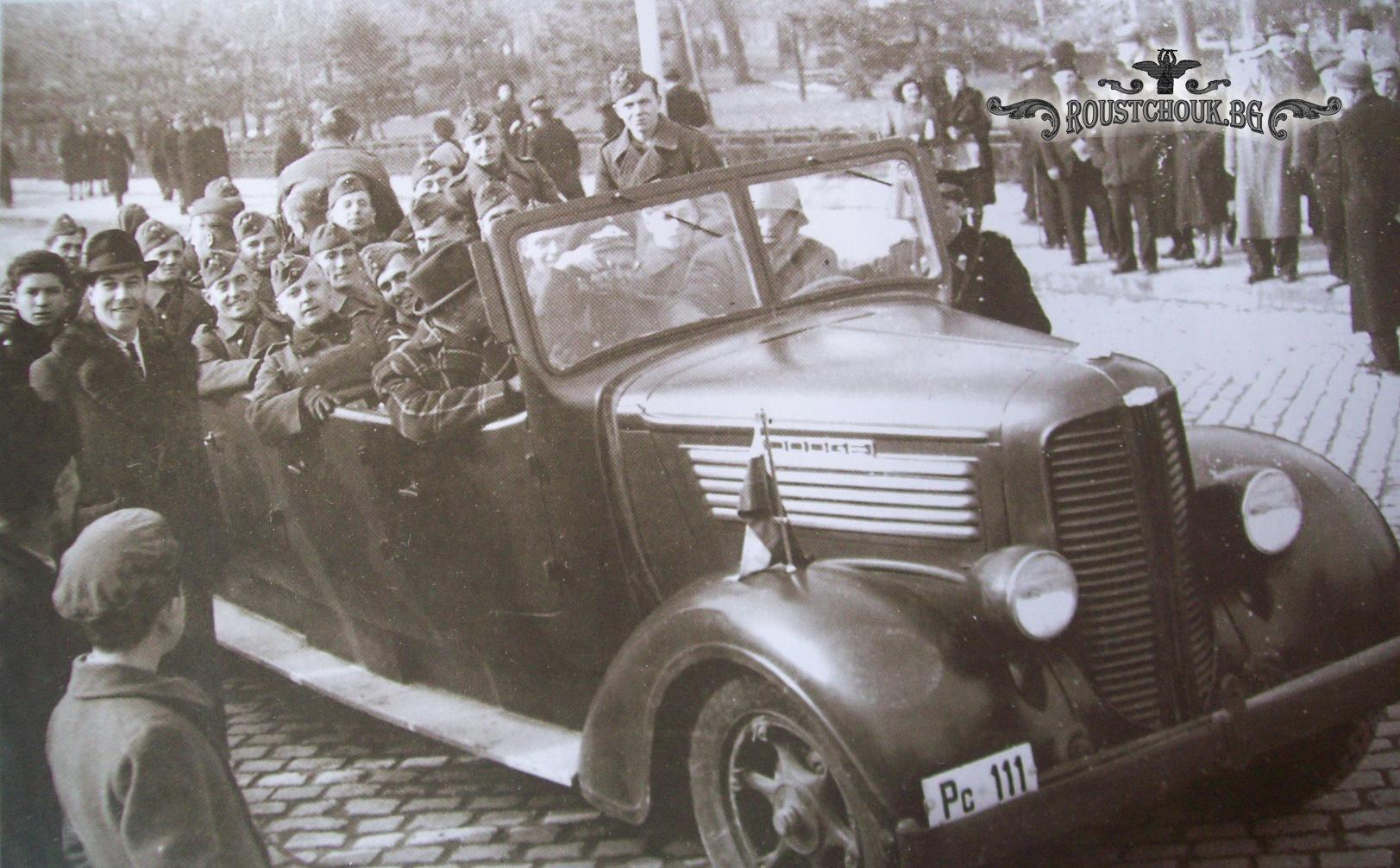 Германски войници на разходка с Додж-а на Русенската полиция, 1941 г.