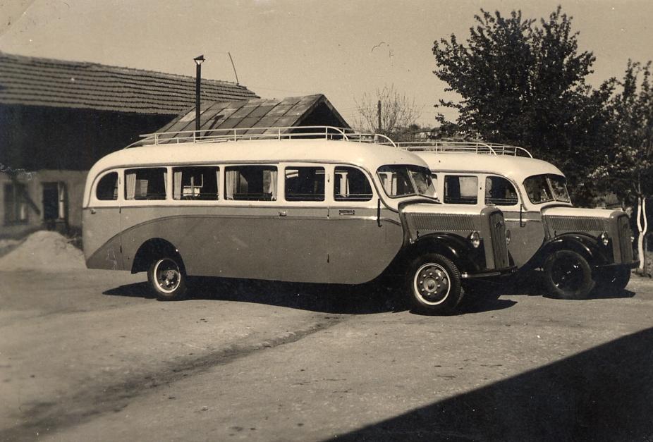 В двора на ф-ка  „И3КУСТВО” А.Д.- Русе, автобуси Opel Blitz W39 Omnibus