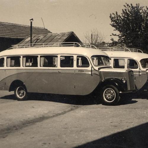 В двора на ф-ка  „И3КУСТВО” А.Д.- Русе, автобуси Opel Blitz W39 Omnibus