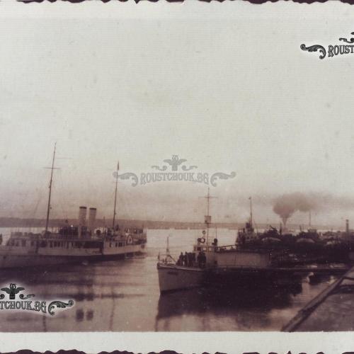 Пристанище Русе, 30 октомври 1933 г., Отляво е кралската яхта „Стефан чел Маре“