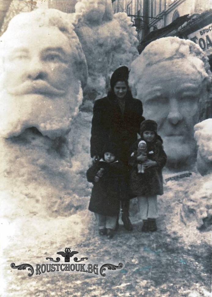 Пред снежните фигури