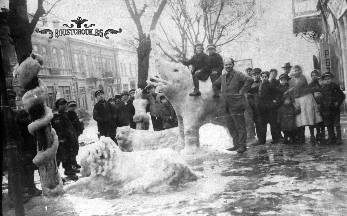 Снежните фигури на Бай Денчо пред сладкарница "Швейцария
