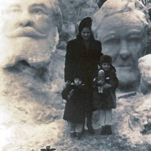 Пред снежните фигури