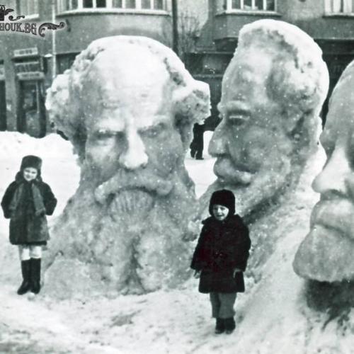Пред Снежните статуи
