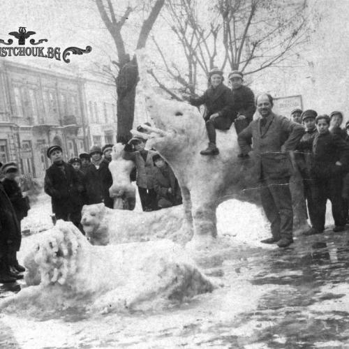 Снежните фигури на Бай Денчо пред сладкарница "Швейцария