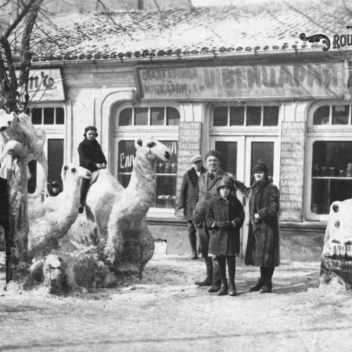 Снежните фигури на Бай Денчо пред сладкарница "Швейцария